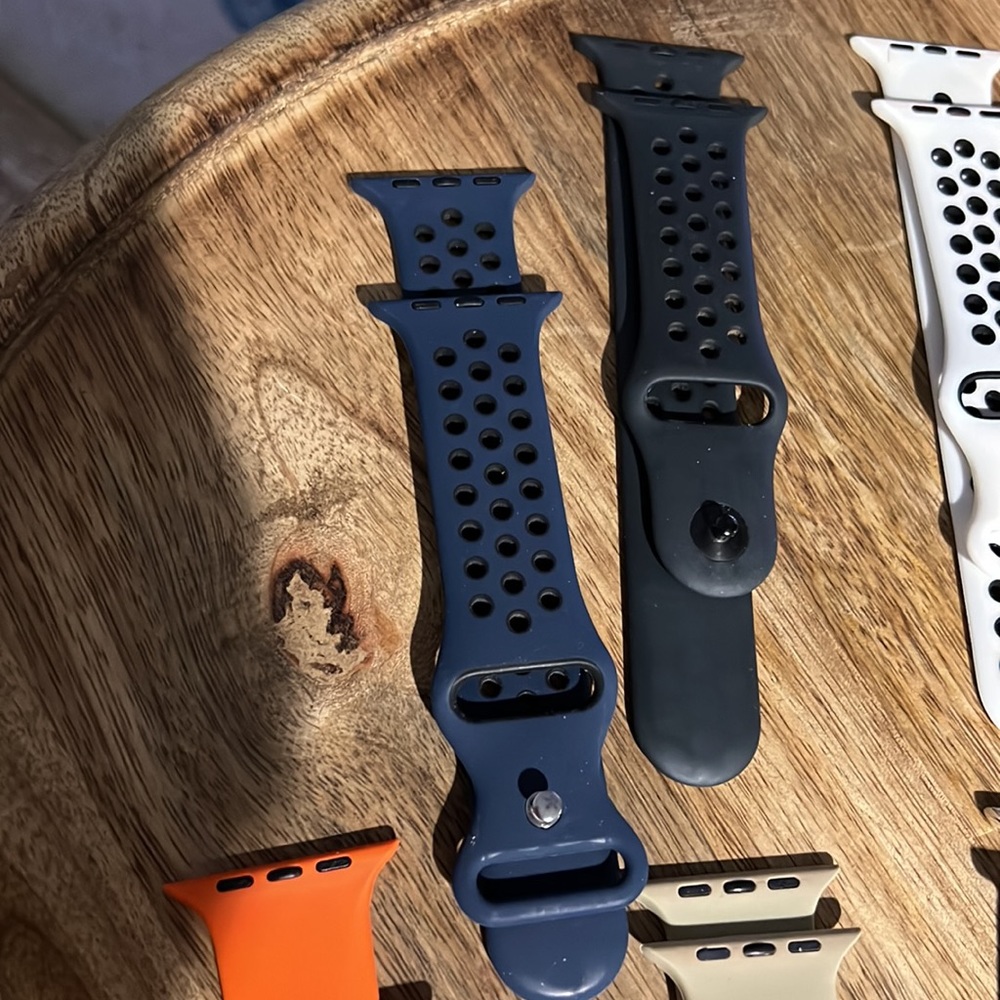 9 Left - Assorted Watchbands for the Apple Watch - Picture 3 of 7